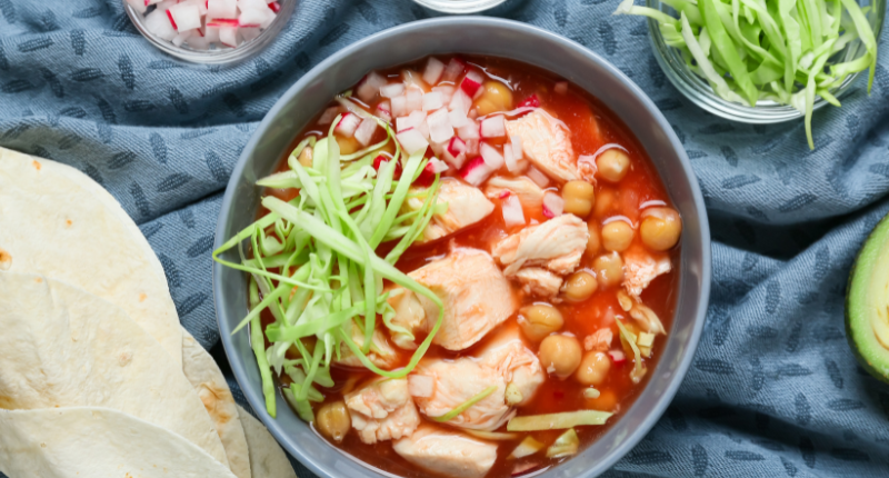 Pozole mexicano rojo con maíz cacahuacintle Pozole guiso de maiz mexicano