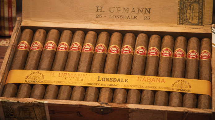 Caja abierta de Habano Vintage H. Upmann Lonsdale cuidadosamente conservados, mostrando puros cubanos de larga guarda que representan el valor del envejecimiento y la tradición tabaquera de Cuba.