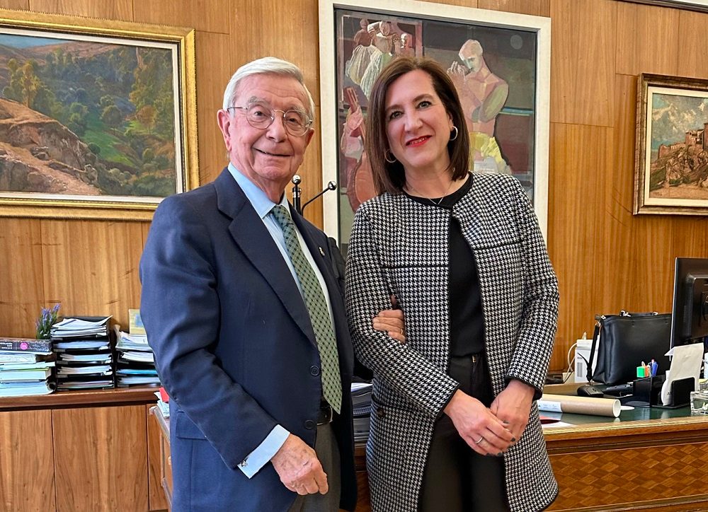 Rafael Ansón con la vicealcaldesa de Zaragoza, Sara Fernández, durante una reunión de trabajo sobre Zaragoza Sostenible.