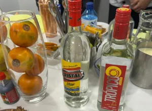 Cristal y Trópico Licores Ecuador de Goya 