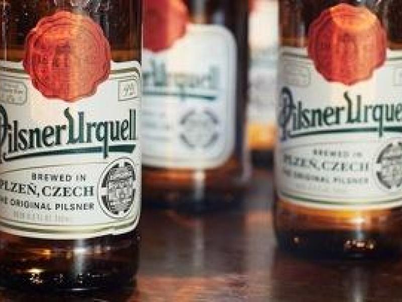 Pilsner Urquell, la primera cerveza tipo Pilsner de la historia, vuelve a tener el color de su botella original
