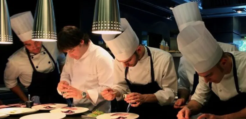 Los chefs Michelin defienden tener becarios sin cobrar: “Para ellos es un privilegio” Los chefs Michelin defienden tener becarios sin cobrar: “Para ellos es un privilegio”