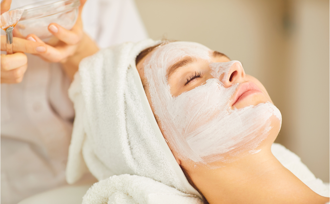 Tratmientos faciales usando ingredientes naturales
