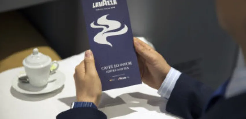 Lavazza firma un acuerdo con Alitalia Lavazza firma un acuerdo con Alitalia