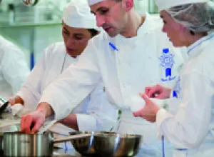 La segunda promoción de Le Cordon Bleu Madrid se gradúa con Rafael Ansón como padrino