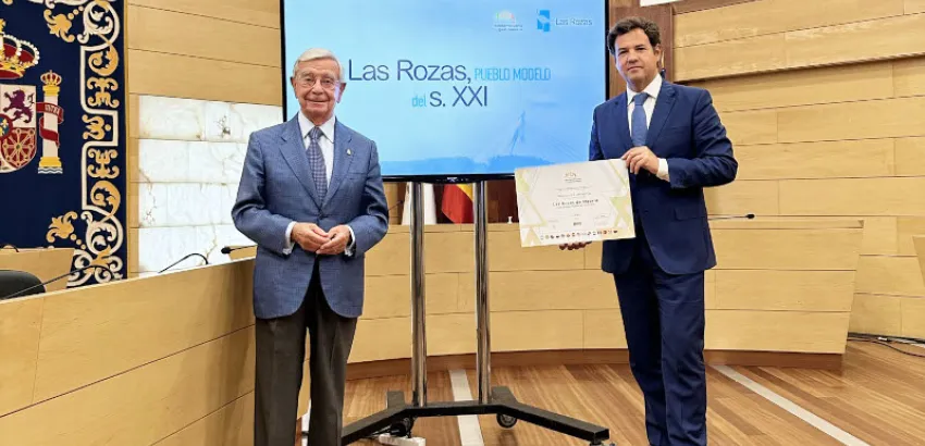 Rafael Ansón con el alcalde José de la Uz, haciendo entrega del diploma de reconocimiento como “Pueblo Modelo del Siglo XXI” a Las Rozas de Madrid. Rafael Ansón con el alcalde José de la Uz, haciendo entrega del diploma de reconocimiento como “Pueblo Modelo del Siglo XXI” a Las Rozas de Madrid.