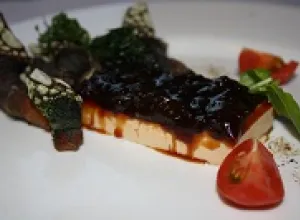 Perfecto de foie con cebolla en tinta de percebes