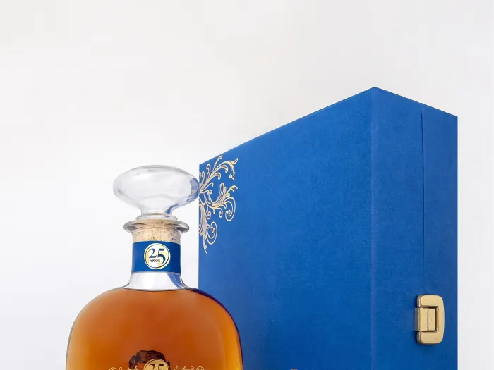 Ron-Mulata-25-años-botella-estuche-Tecnoazucar