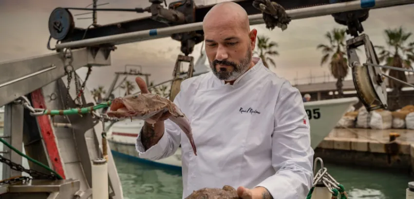 Raúl Resino en el puerto de Benicarló Raúl Resino en el puerto de Benicarló