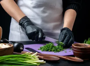 mujer cortando verduras