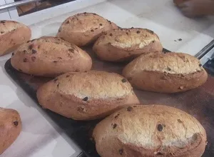 El secreto del pan que se sirve en los mejores restaurantes de Madrid