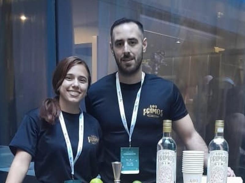 Juan Francisco García, destilador, presenta la primera ginebra cubana
