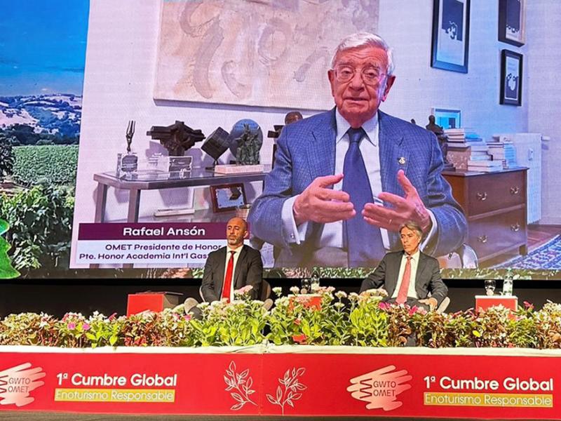 Intervención de Rafael Ansón en la I Cumbre Global de Enoturismo Responsable. En la mesa, Eduardo Sanguinetti, Ministro de Turismo de Uruguay, y José Antonio Vidal, presidente-fundador y CEO de la OMET. (Foto: OMET)