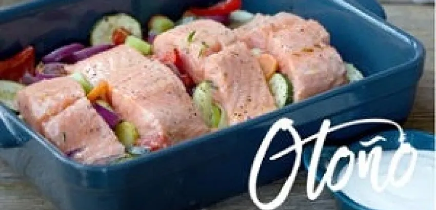 Salmón Noruego fresco al horno con verduras Salmón Noruego fresco al horno con verduras