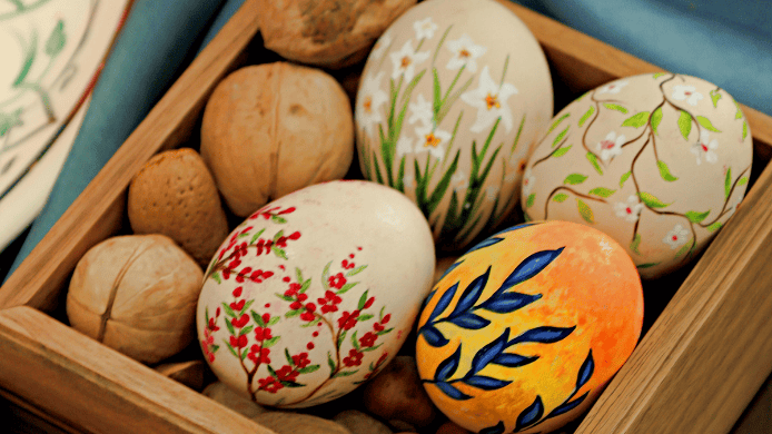 caja con huevos de pascua 