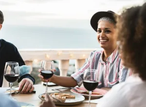 ¿Se acabó la sobremesa en los restaurantes? Turnos, prisas y el ocaso del ritual más nuestro