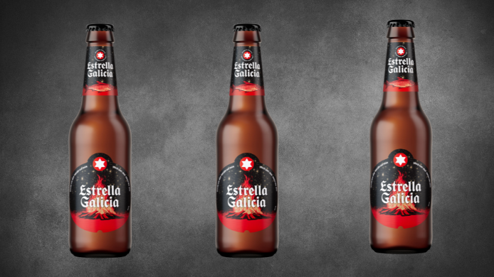 Botellas de la edición especial de Estrella Galicia dedicada a la noche de San Juan, creada para homenajear una de las celebraciones más populares del inicio del verano en España.