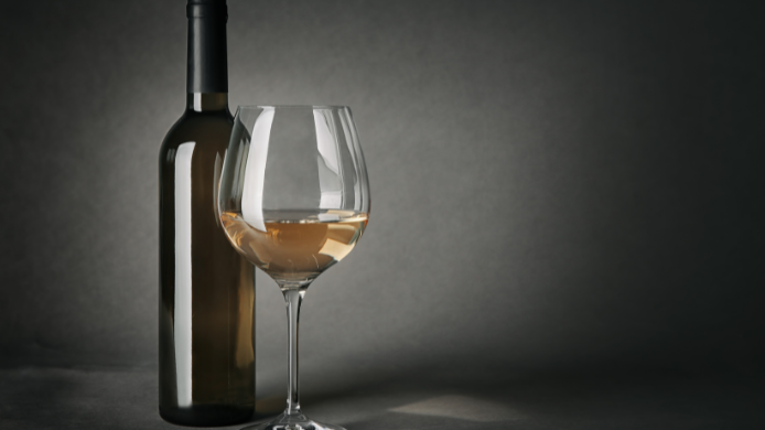 botella de vino y copa con vino