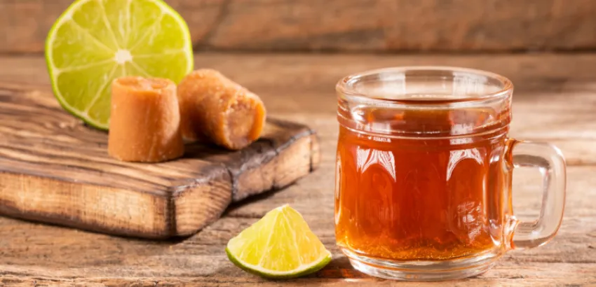 Papelón con limón en Venezuela o Aguapanela en Colombia papelon con limon