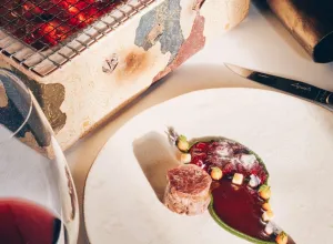 lomo de corzo a la bordelesa, guiso de remolacha y colágeno, tuétano y verduras de primavera de La Finca