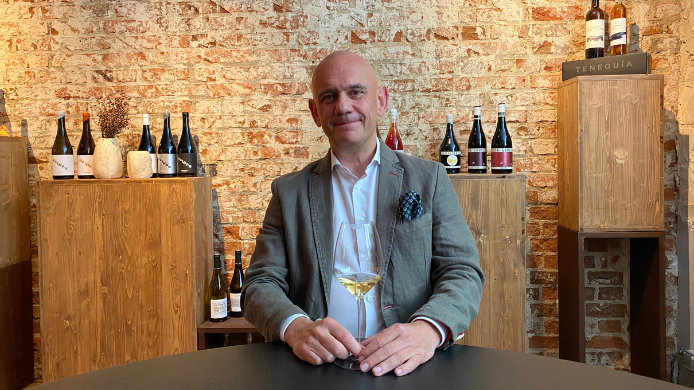 David Robledo, Premio Nacional de Gastronomía y uno de los sumilleres más reconocidos de España, posa con una copa de vino durante una cata en el espacio de Enociones, proyecto especializado en pequeños productores y vinos de identidad.