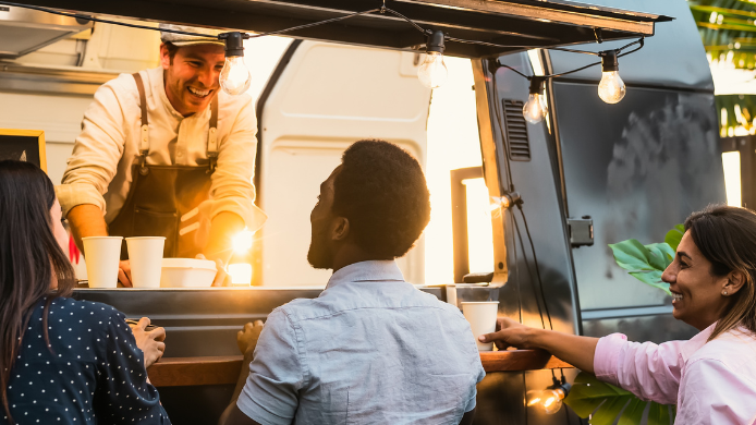 personas frente a un food truck