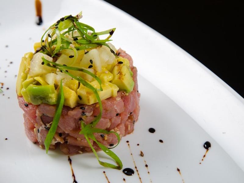 tartar de salmón y aguacate