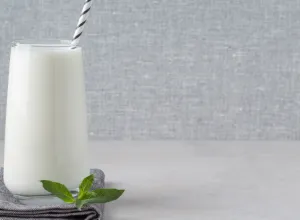 Ayran, la bebida de kéfir, agua y sal más viral del verano