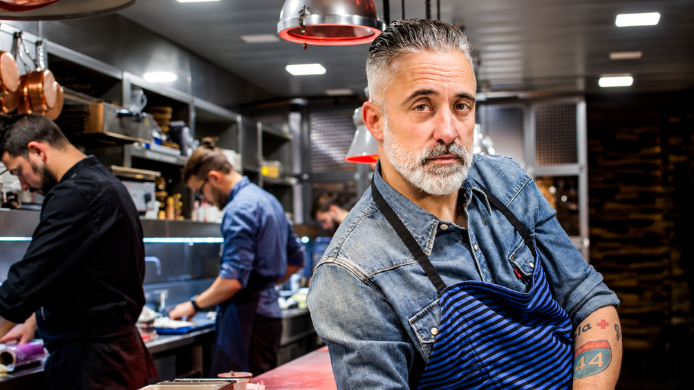 Sergi Arola posa en una cocina profesional, en referencia a su regreso gastronómico a Madrid con Austral.
