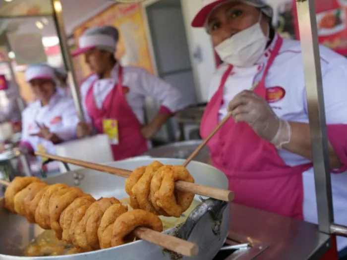 Mistura cuenta con la presencia de 120 participantes, entre los que figuran restaurantes y puestos de comida de todas las regiones, dulces, carretillas, bebidas y bares. 
