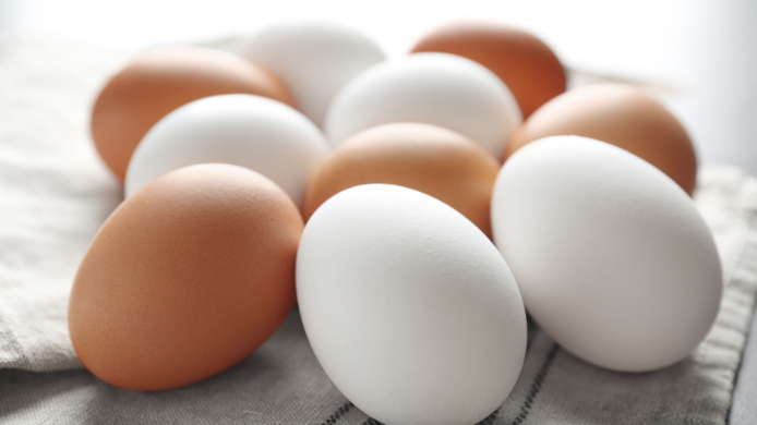 huevos blancos y marrones