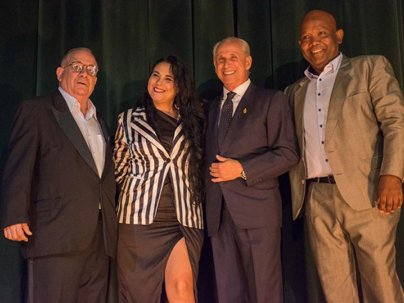 En la foto: Kenia Borges, cantinera ganadora del campeonato mundial junto a Jose Carlos De Santiago, Presidente del Grupo Excelencias; Eddis Naranjos, presidente de la Asociación de Cantineros de Cuba (ACC) y Rafa Malén, Presidente Honorario y Asesor de la ACC