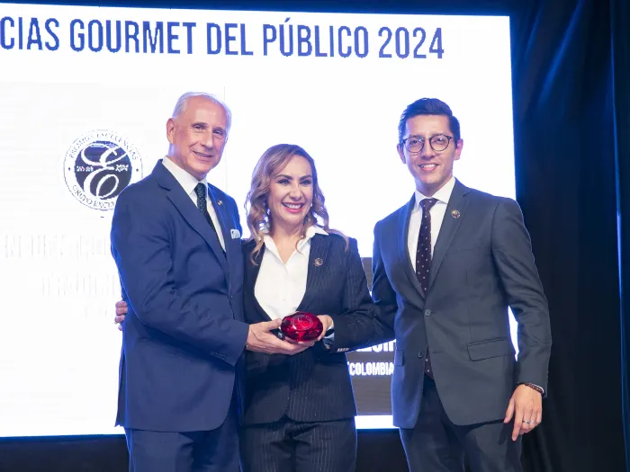 PREMIO DEL PÚBLICO EXCELENCIAS GOURMET A LA SECRETARÍA DE TURISMO E IDENTIDAD DE GUANAJUATO-MÉXICO Por "Encuentro de cocina tradicional"En la foto: Secretaria de turismo del Estado de Guanajuato -Lic. María Guadalupe Robles León y José Carlos de Santiago