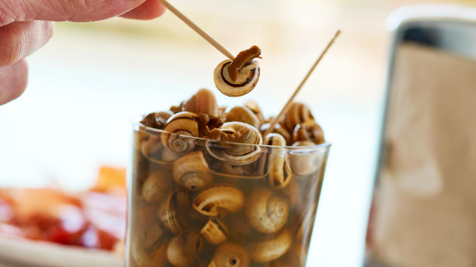 caracoles en caldo servidos en vaso en terraza de jerez