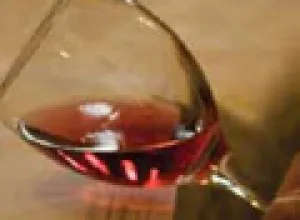 Europa: Autorizan mezclar vino blanco con tinto para obtener rosados