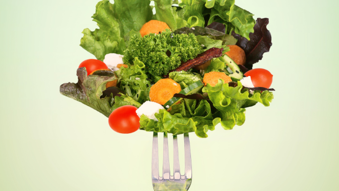 alimentación saludable,tenedor con una porción de ensalada fresca, que incluye lechuga, tomates cherry, zanahoria y queso