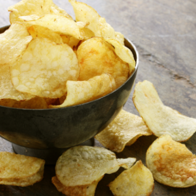 Bol de patatas fritas de bolsa, base de ideas rápidas para convertir un snack cotidiano en un picoteo gourmet