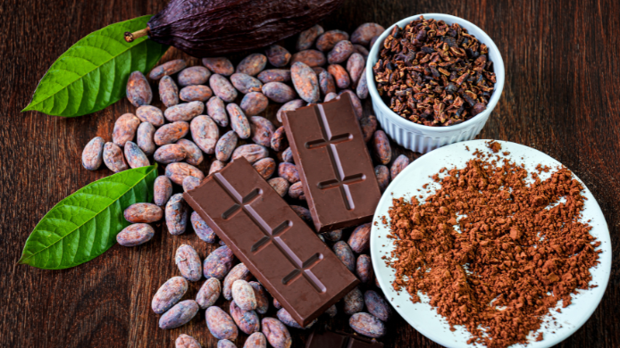 Granos de caco, tabletas de chocolate y cacao en polvo