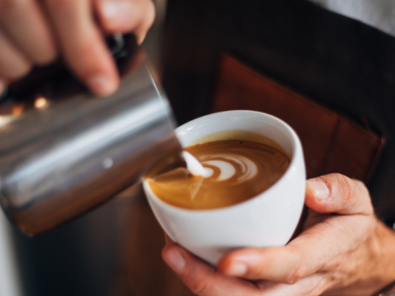 barista haciendo café