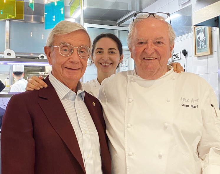 Rafael Ansón junto Elena y Juan Mari Arzak