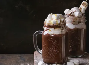 Bailey's Smores es un cóctel dulce de marshmallow con crema de whisky