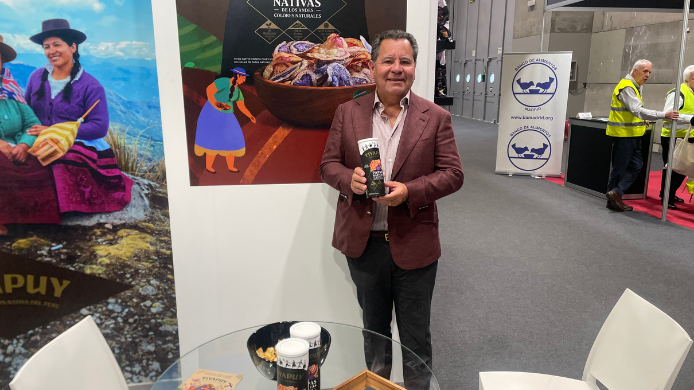 arlos Añaños, fundador de Tiyapuy, una marca peruana de snacks orgánicos a base de productos andinos.