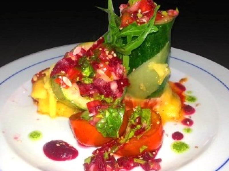 Pepinos rellenos con aderezos de remolacha