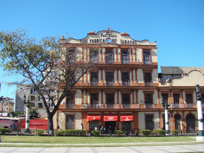 Partagas-casa-del-habano-la-habana-cuba-encuentro-de-amigos-y-clientes