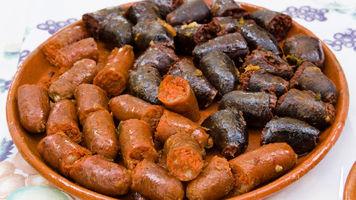 Chorizo y morcilla son los imprescindibles de este bocadillo tan albaceteño