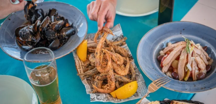 Mejillones del Delta, ensalada de ventresca con tomate payés y fritura en ‘Calma Salada’ (El Vendrell, Tarragona). Foto: Manu Mitru / Guía Repsol Mejillones del Delta, ensalada de ventresca con tomate payés y fritura en ‘Calma Salada’ (El Vendrell, Tarragona). Foto: Manu Mitru / Guía Repsol