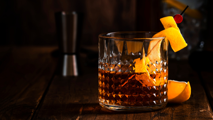 Cóctel Old Fashioned en vaso rocks