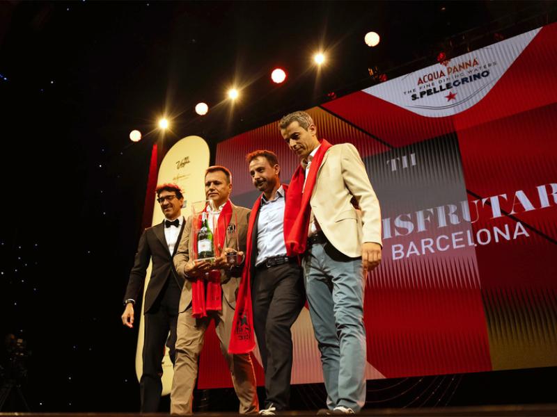 Oriol Castro, Eduard Xatruch y Mateu Casañas, chefs de Disfrutar, en la ceremonia de entrega de los 50 Best. (Foto: 50 Best)