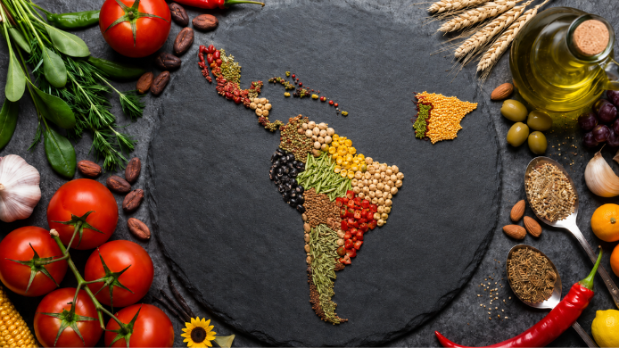 Mapa gastronómico de Iberoamérica elaborado con alimentos sobre una pizarra, con América Latina, España y Portugal
