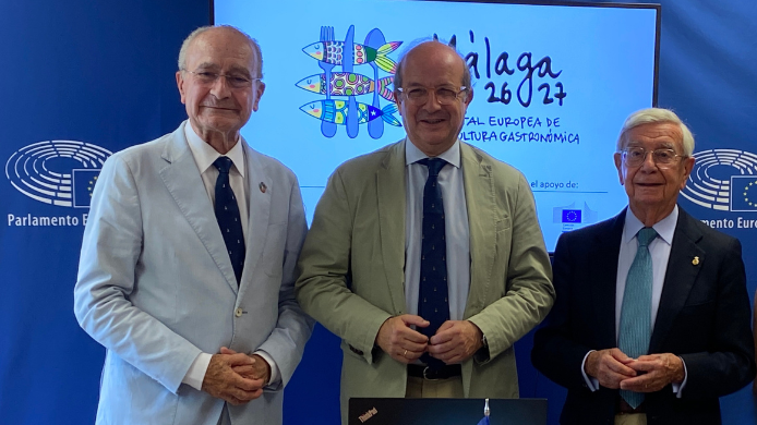 Rafael Ansón, Daniel Calleja y Fernando de la Torre posan durante la presentación de Málaga como Capital Europea de la Cultura Gastronómica 2026/2027.